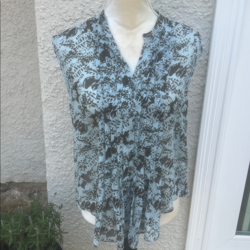 Lee Mathews Women's  Light Blue/Brown Design Pleat Sleeveless Silk Blouse Size 0